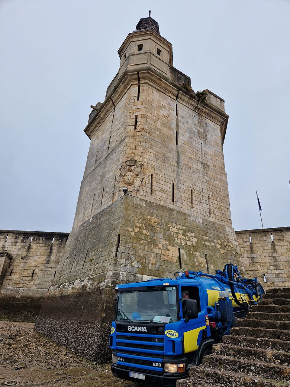 Camion de vidange en intervention au pied de la citadelle