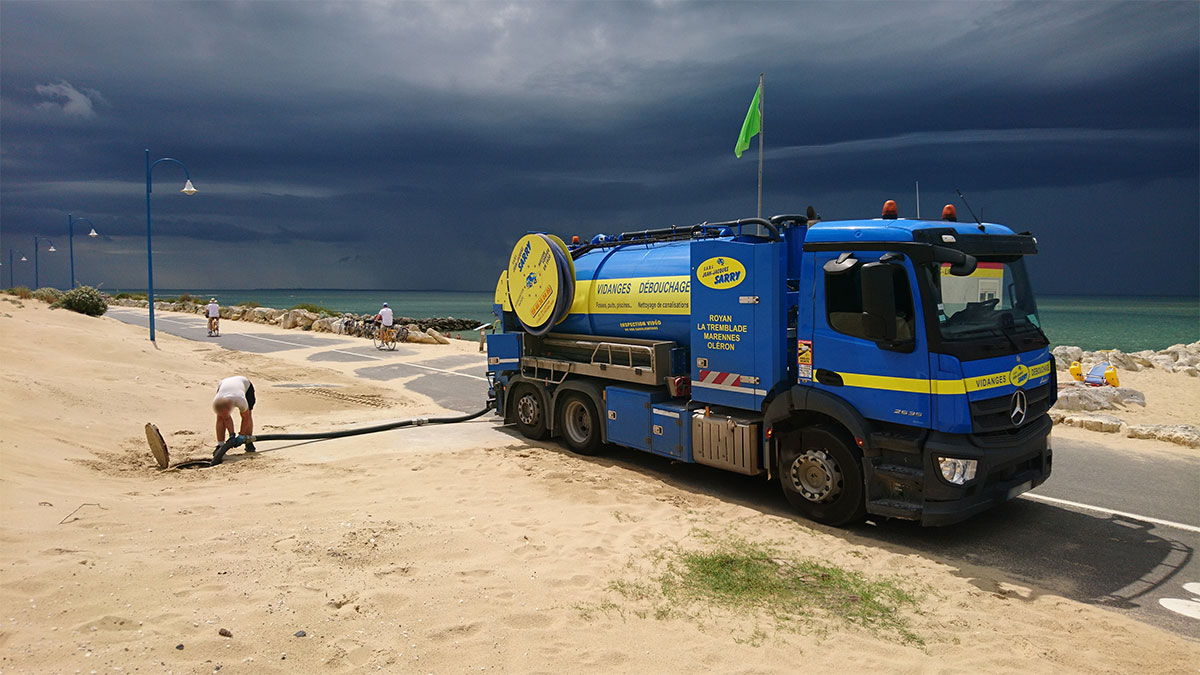 Vidange de fosse sur la plage de Royan